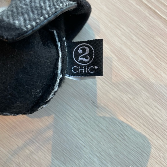 NWOT Tech Black an White Car Gloves - Picture 4 of 4